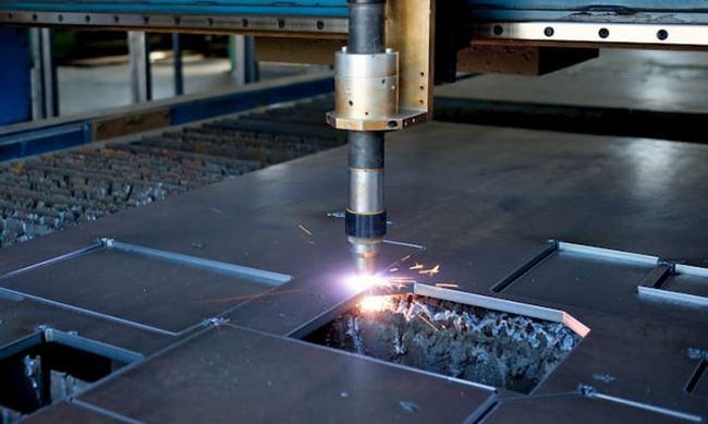 Plasma-cutter-cutting-metal